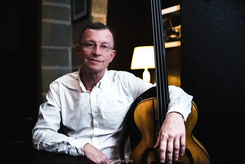 Contrebasse de Nolosé sous le bras de son musicien, portrait studio