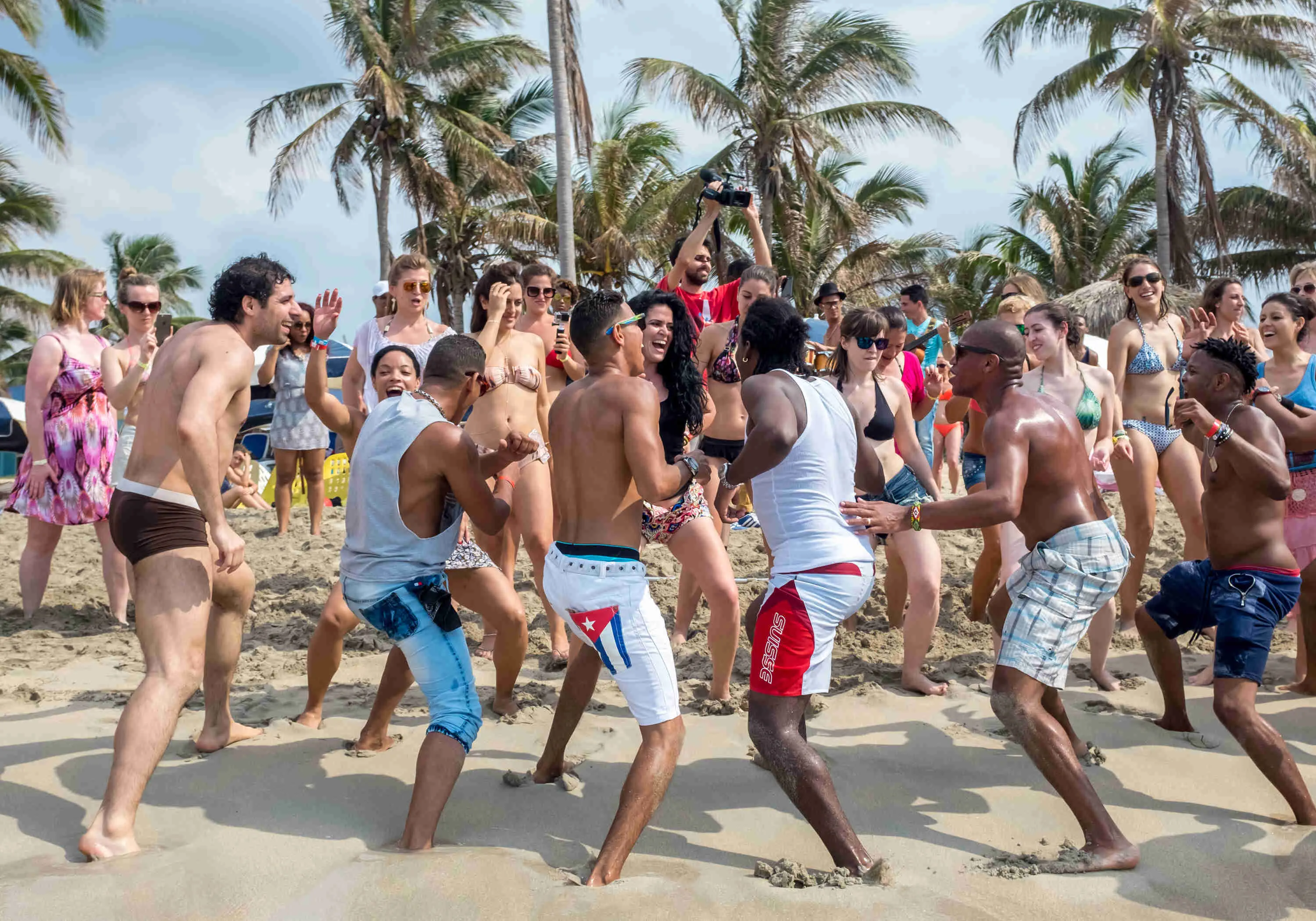 La fête sur une plage de Cuba, tout le monde danse sous les palmiers