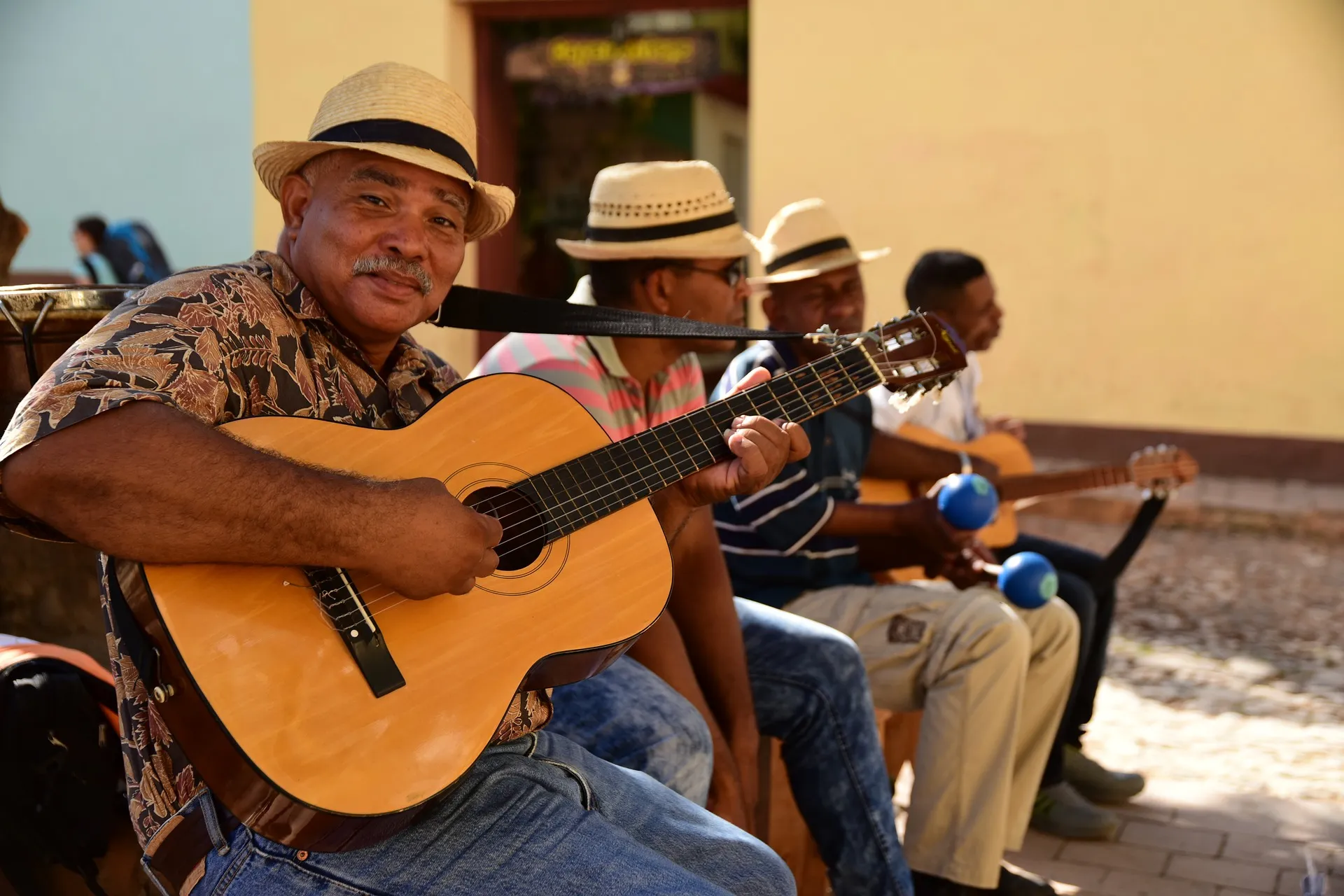 Guitariste de son cubain dans la rue, chapeau de paille et sourire