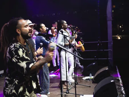 Les chanteuses de Nolosé au micro pendant le festival Caliente! de Zürich — © Stefanie Gilgen