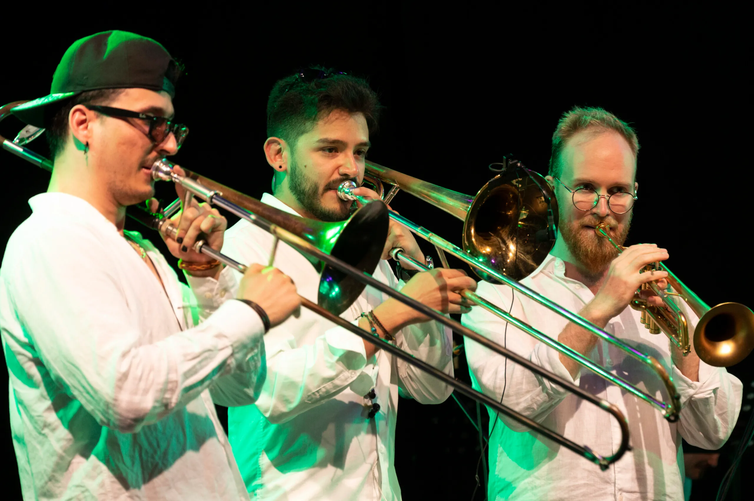 Trombones et trompette en chemise blanche, lumière de gala