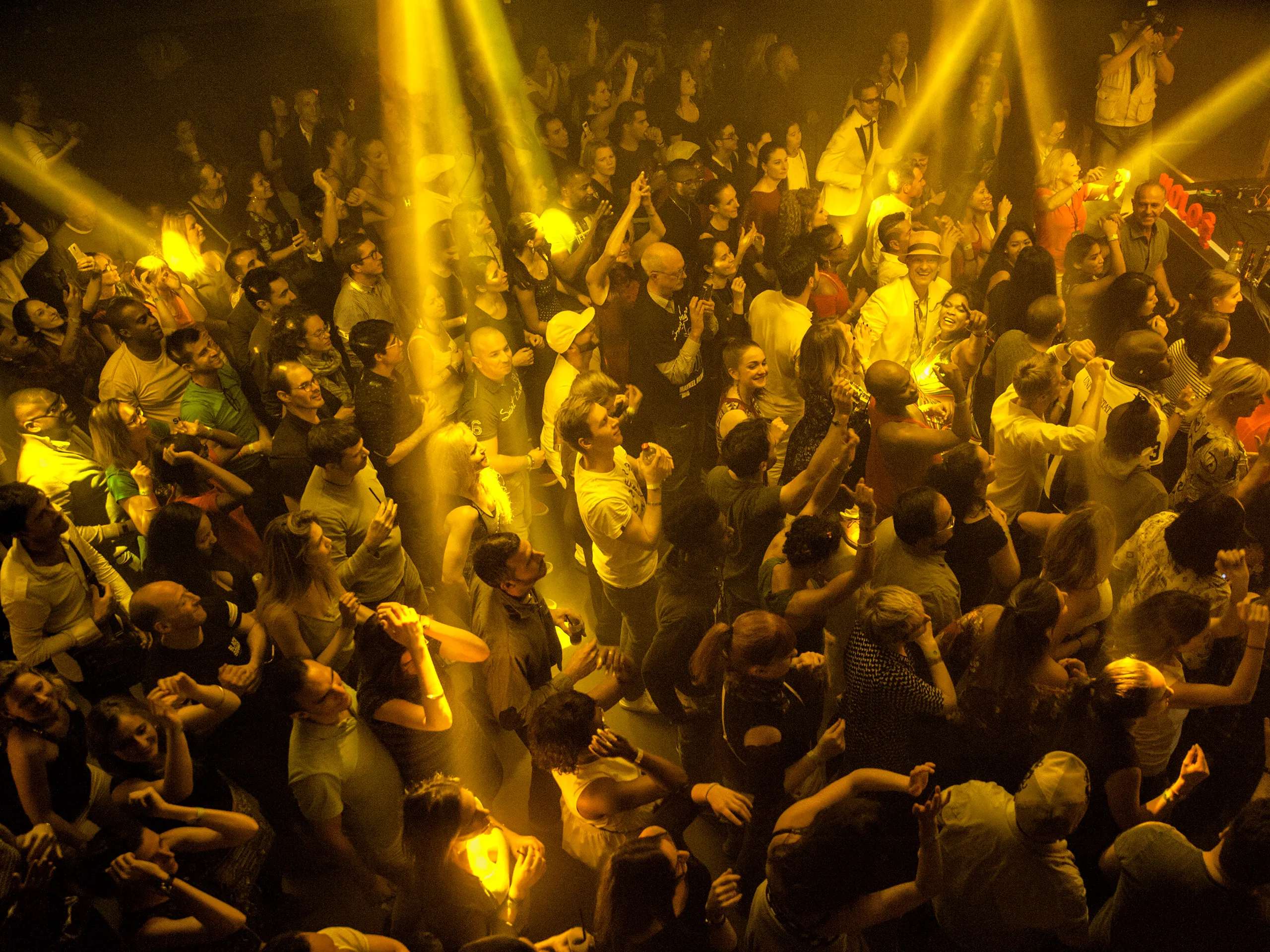 La piste du D! Club pleine et dorée pendant un concert de Nolosé