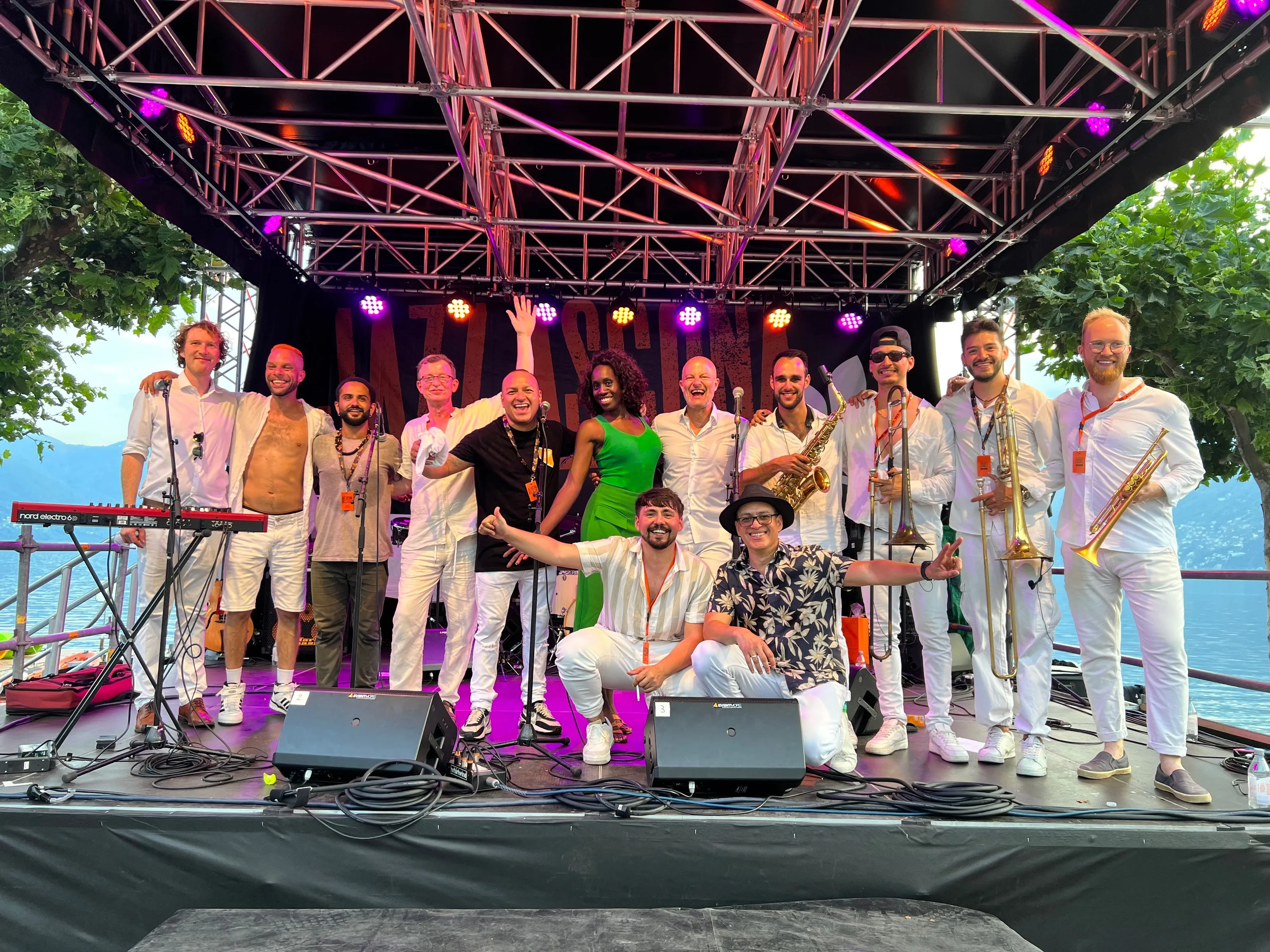 Les musiciens de Nolosé réunis au bord du lac Majeur après le concert de JazzAscona, cuivres à la main
