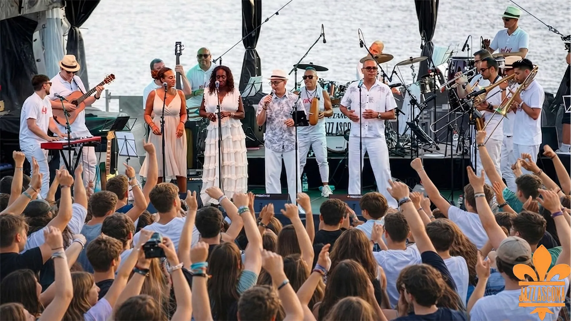 Les mains du public levées devant la scène de JazzAscona 2025