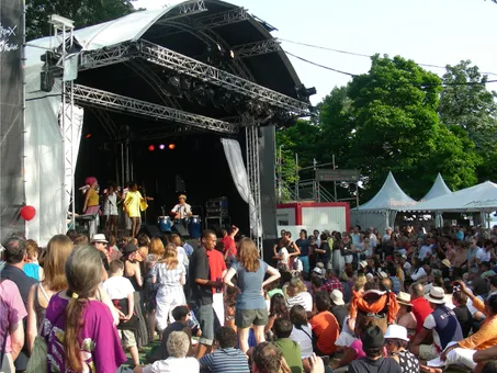 Nolosé Salsa sur la scène du parc au Montreux Jazz Festival, le public au premier plan