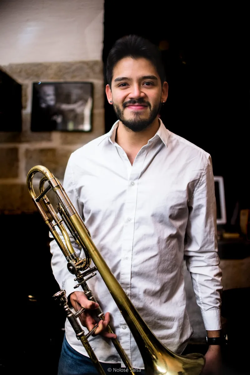 Tromboniste de Nolosé et son instrument, portrait studio